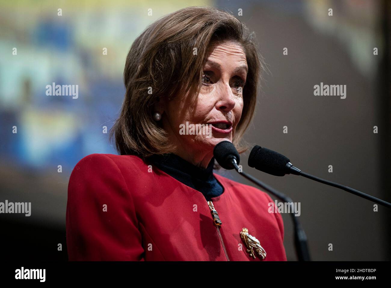 Die Sprecherin des Hauses, Nancy Pelosi (D-Calif.), spricht zu Beginn einer Diskussion mit den Historikern Doris Kearns Goodwin und Jon Meacham am Donnerstag, dem 6. Januar 2022, auf dem Capitol Hill in Washington darüber, wie „die Erzählung vom 6th. Januar etabliert und erhalten werden kann“. Foto von Al Drago/Pool/ABACAPRESS.COM) Stockfoto