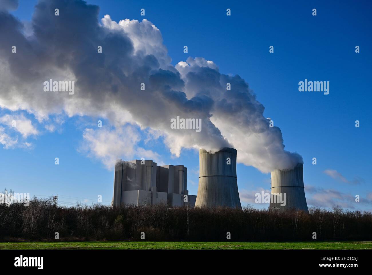 Schwarze Pumpe, Deutschland. 06th Januar 2022. Aus den Kühltürmen des Braunkohlekraftwerks Schwarze Pumpe, das von der Lausitz Energie Bergbau AG (LEAG) betrieben wird, kommt Dampf. Quelle: Patrick Pleul/dpa-Zentralbild/ZB/dpa/Alamy Live News Stockfoto