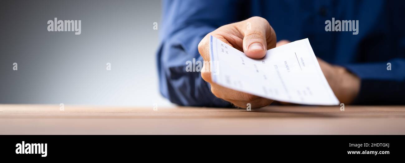 Stimulus Check und PPP Loan Payment Check in der Hand Stockfoto