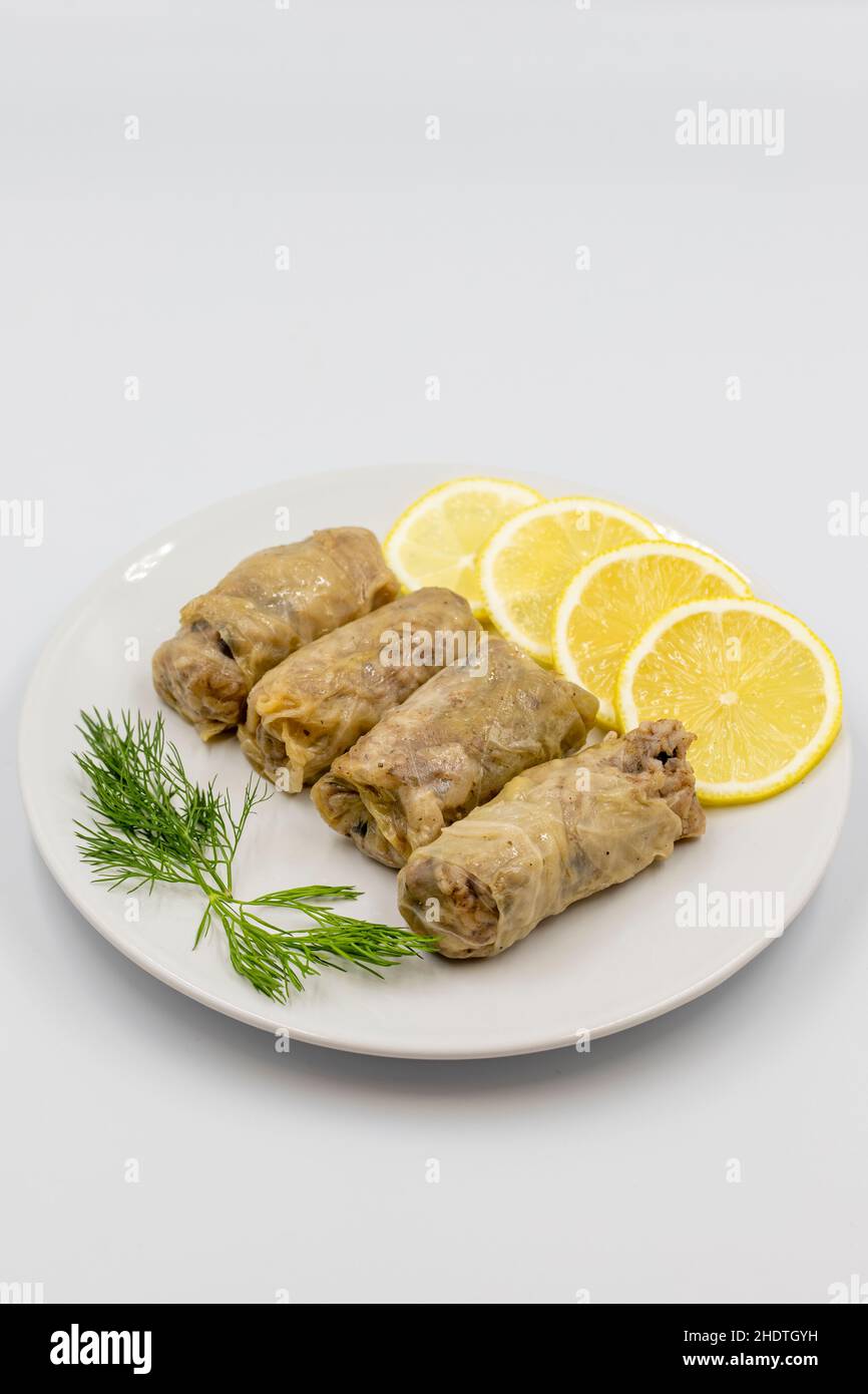 Gefüllte Kohlblätter, in einer Keramikplatte. Vegane Kohlrollen, gekochte Kohlblätter, umwickelt um eine Füllung aus Reis, Zwiebeln und Gewürzen. (Lahana s Stockfoto