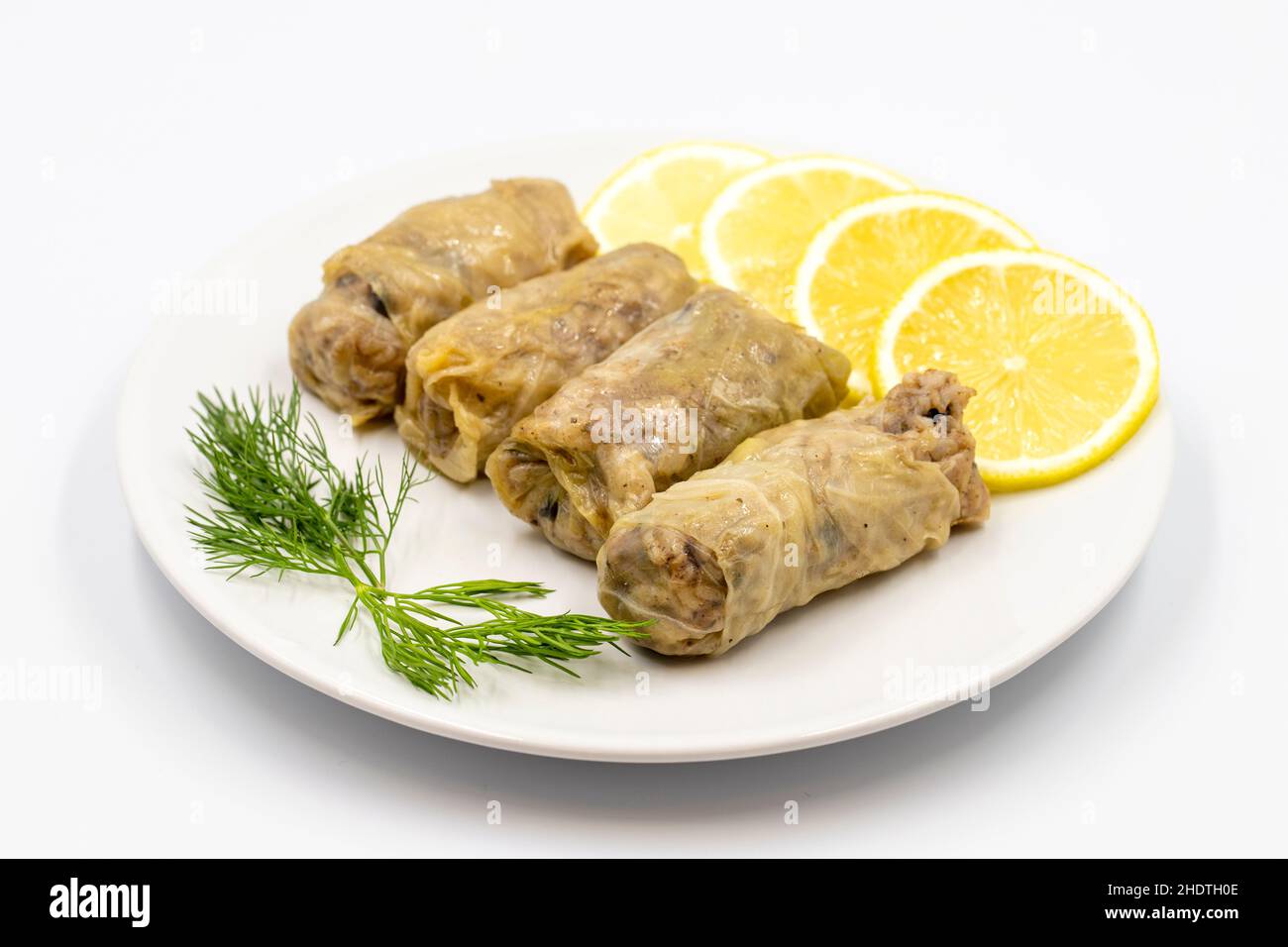 Gefüllte Kohlblätter, in einer Keramikplatte. Vegane Kohlrollen, gekochte Kohlblätter, umwickelt um eine Füllung aus Reis, Zwiebeln und Gewürzen. (Lahana s Stockfoto