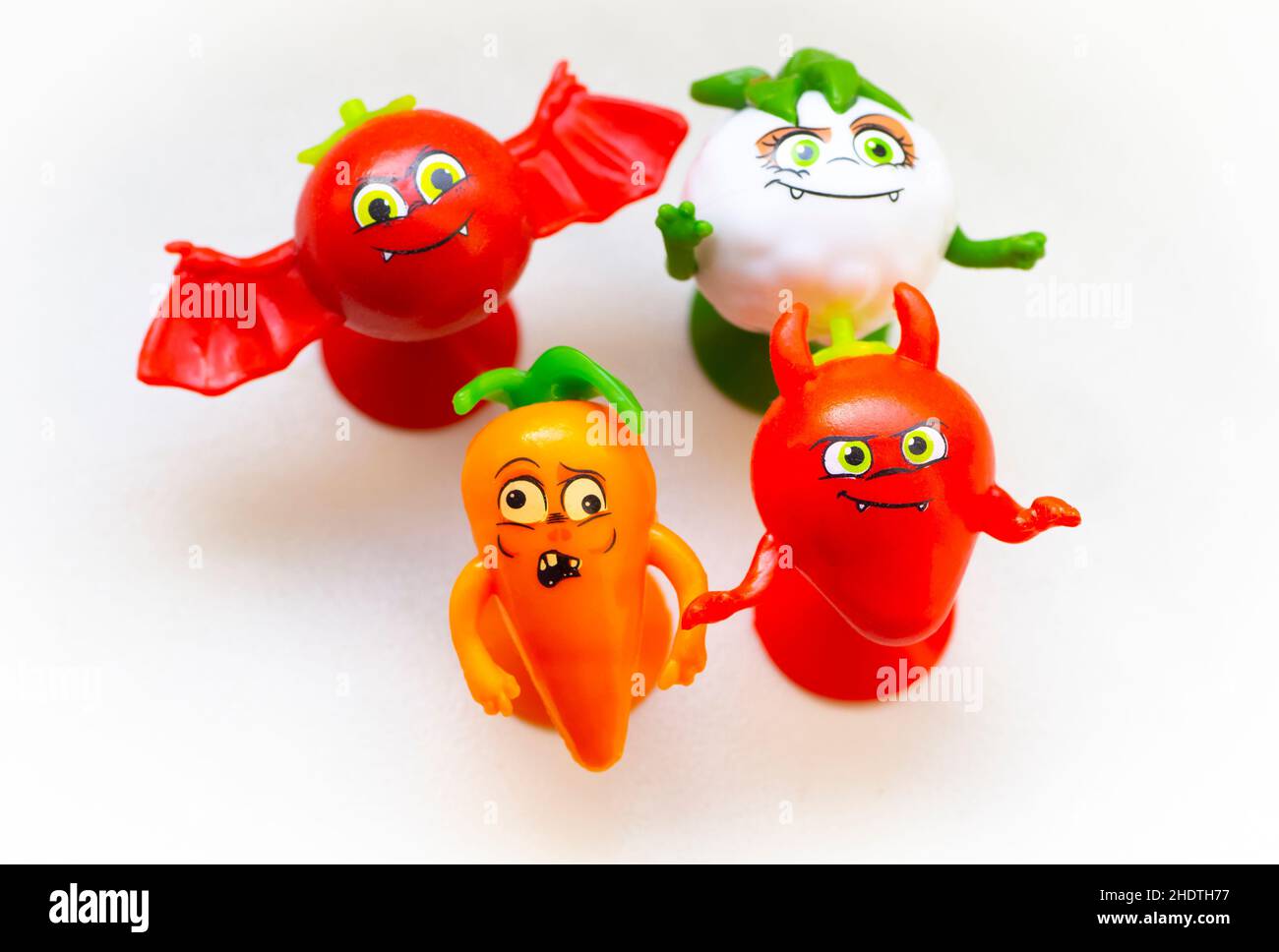 Kleine Kinderfiguren aus Gemüse in Nahaufnahme auf weißem Hintergrund. Stockfoto