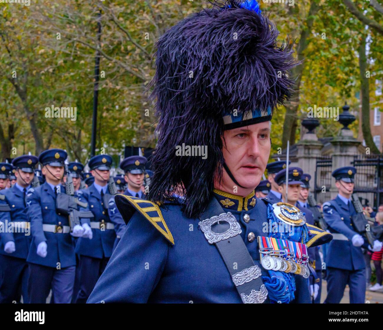The Queen’s Colour Squadron, Royal Air Force bei der Lord Mayor’s Show 2021 Victoria Embankment, London, England. Stockfoto