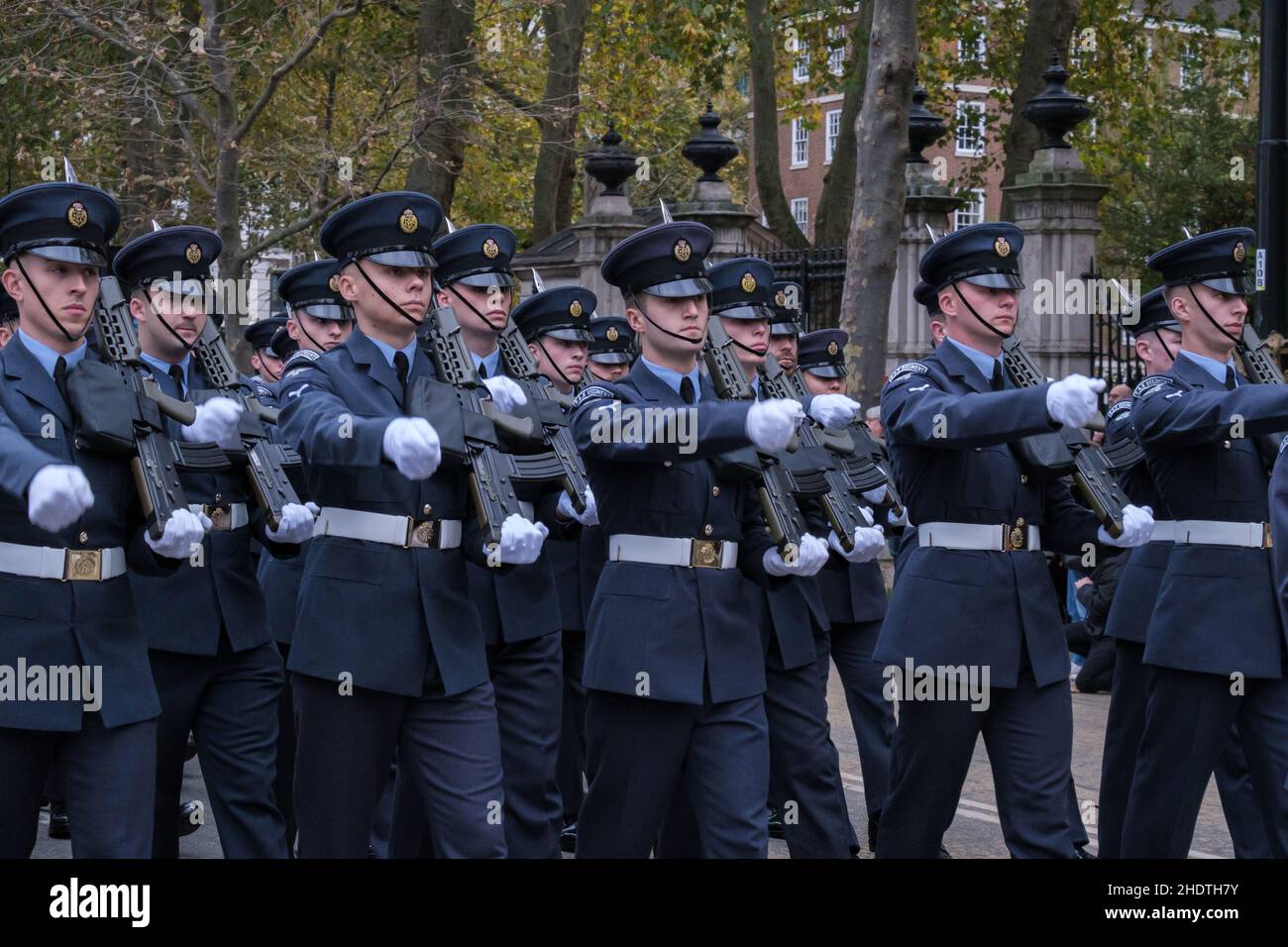 The Queen’s Colour Squadron, Royal Air Force bei der Lord Mayor’s Show 2021 London, Victoria Embankment, England. Stockfoto