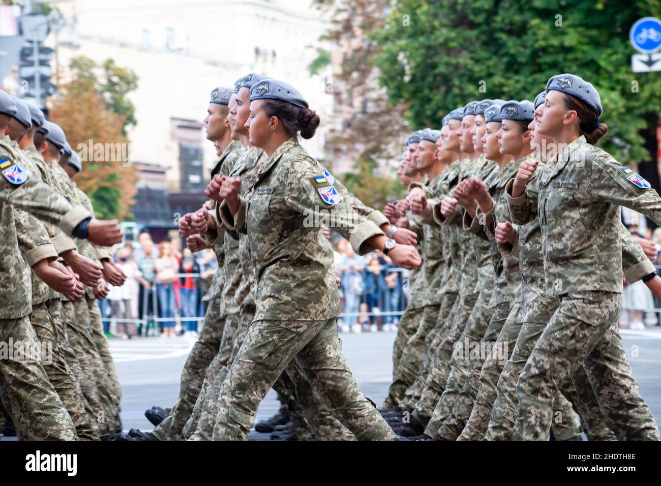 Ukraine, Kiew - 18. August 2021: Militärmädchen. Luftstreitkräfte. Ukrainisches Militär. Es gibt eine Gruppe von Rettern, die in der Parade marschieren. März-Publikum. Soldaten der Armee. Soldatin in Uniform Stockfoto