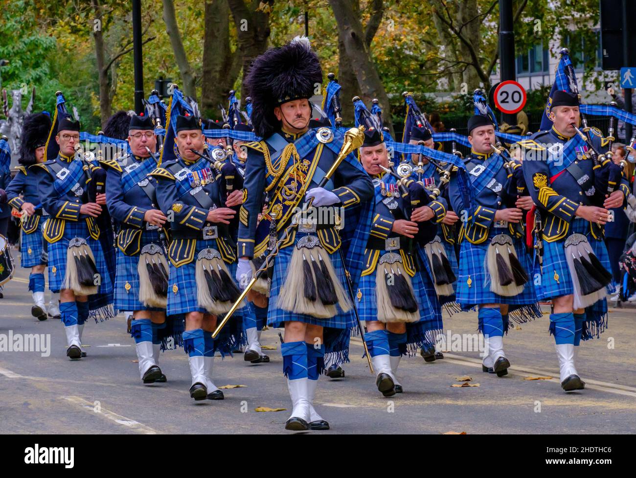 Rohren und Trommeln der Royal Air Force marschieren auf der Lord Mayor’s Show 2021 in Victoria Embankment, London, England. Stockfoto