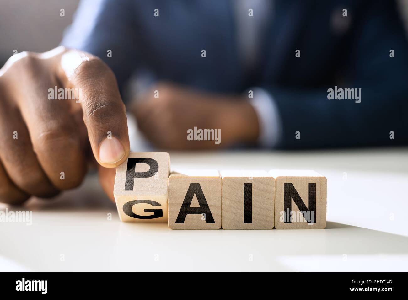 Pain Gain Konzept Idee Mit Holzblock Wort Stockfoto