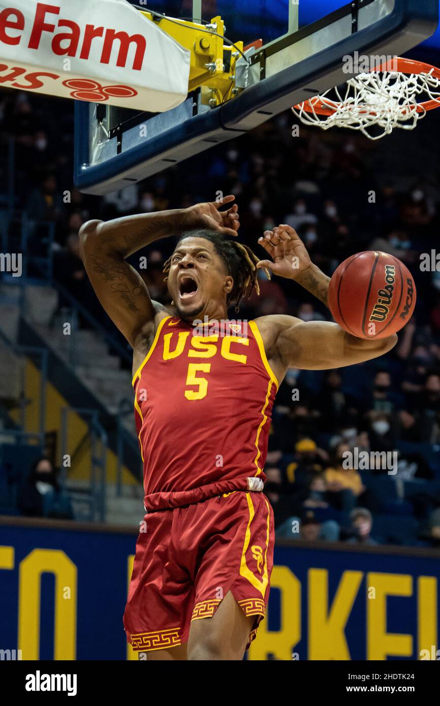 Der USC-Wächter Isaiah White (5) feiert, nachdem er in der ersten Hälfte in Berkeley, Kalifornien, am Donnerstag Decembe den Basketball gegen Kalifornien abgewürgt hat Stockfoto