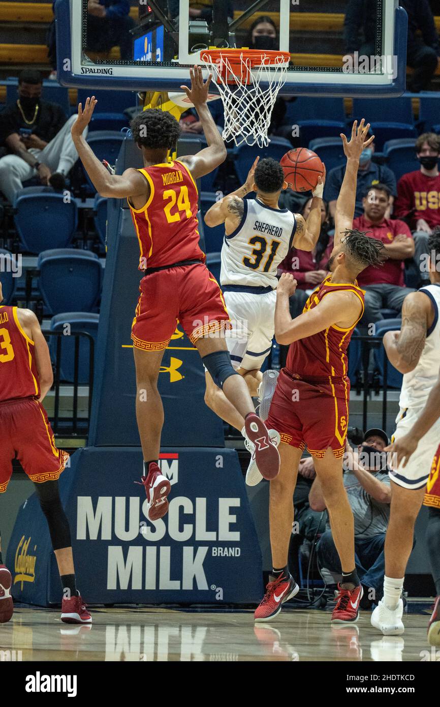 Der kalifornische Wärter Jordan Shepherd (31) schießt eine Einlagefußschar gegen den USC-Vorläufer Joshua Morgan (24) D2H in Berkeley, Kalifornien, Donnerstag, 6. Dezember 2022. Stockfoto