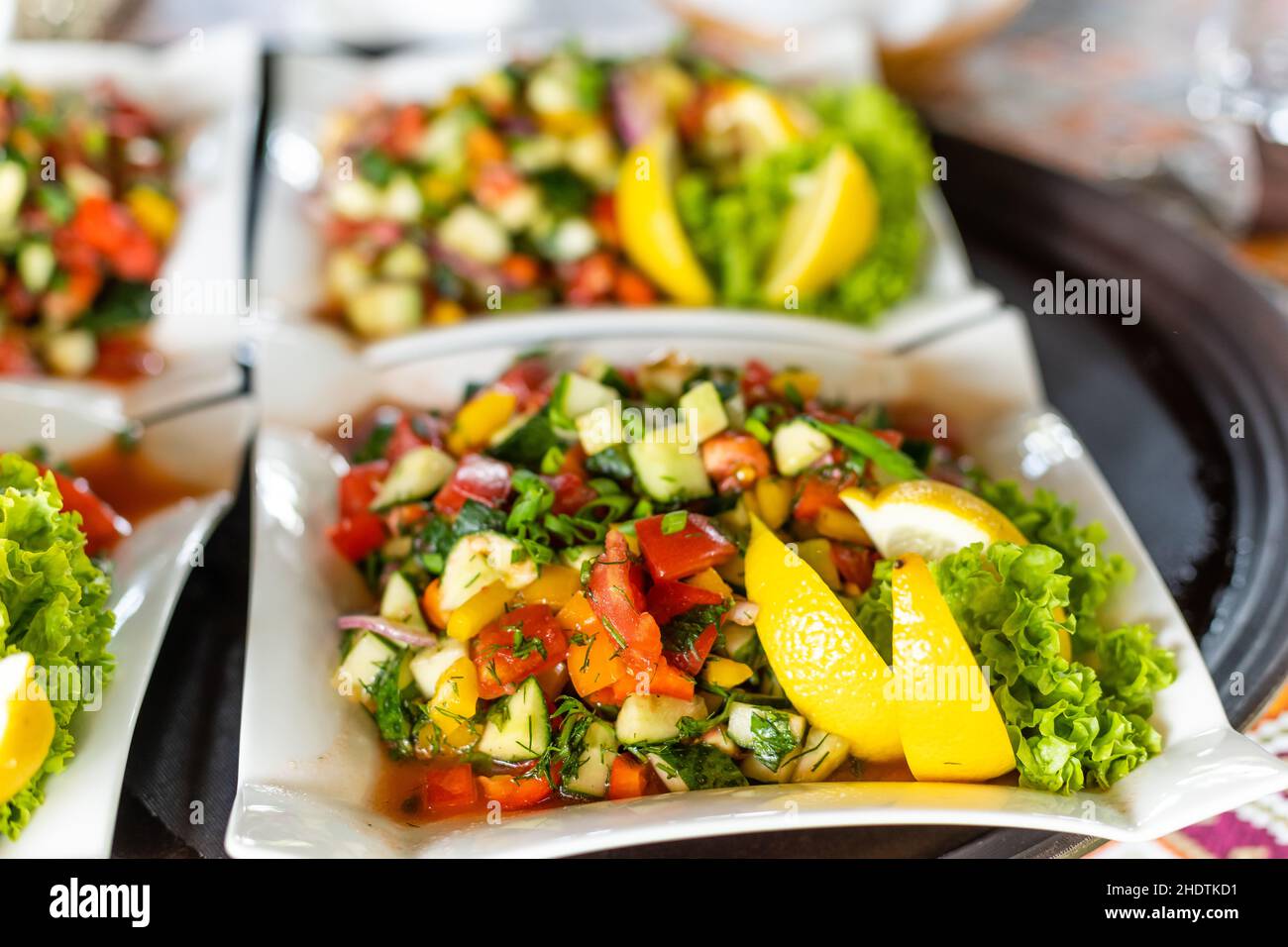 Salat auf Küchenbrett, Snack-Bar Stockfoto