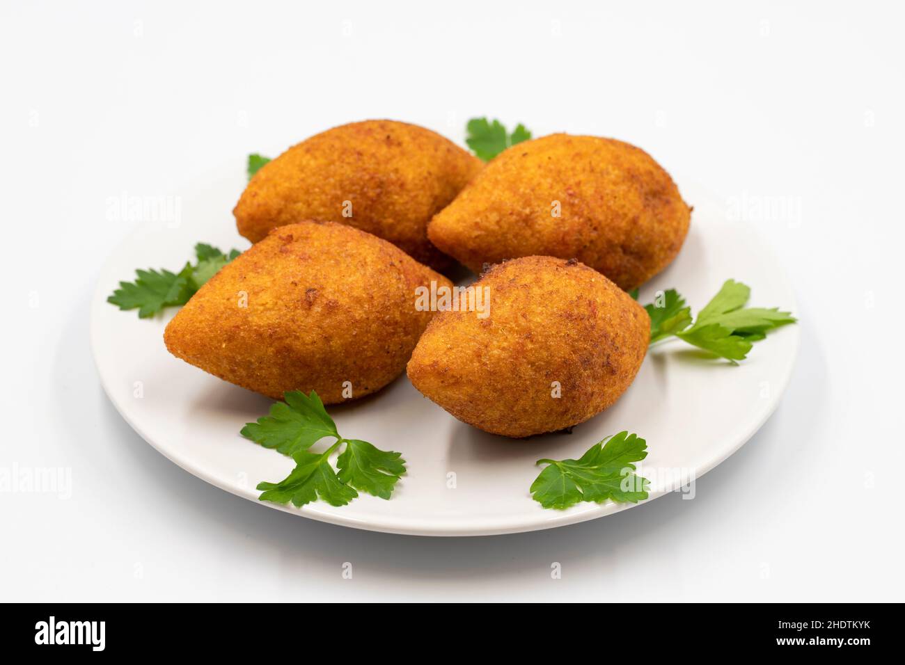 Kibbeh auf weißem Hintergrund. Kibbeh ist ein beliebtes Gericht in der nahöstlichen Küche. Gefüllte Fleischbällchen Essen, Falafel, icli Kofta, Quibe. Horizontale Ansicht. C Stockfoto
