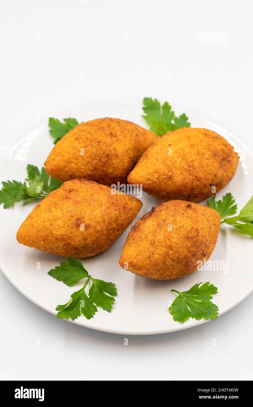 Kibbeh auf weißem Hintergrund. Kibbeh ist ein beliebtes Gericht in der nahöstlichen Küche. Gefüllte Fleischbällchen Essen, Falafel, icli Kofta, Quibe. Vertikale Ansicht. Clo Stockfoto
