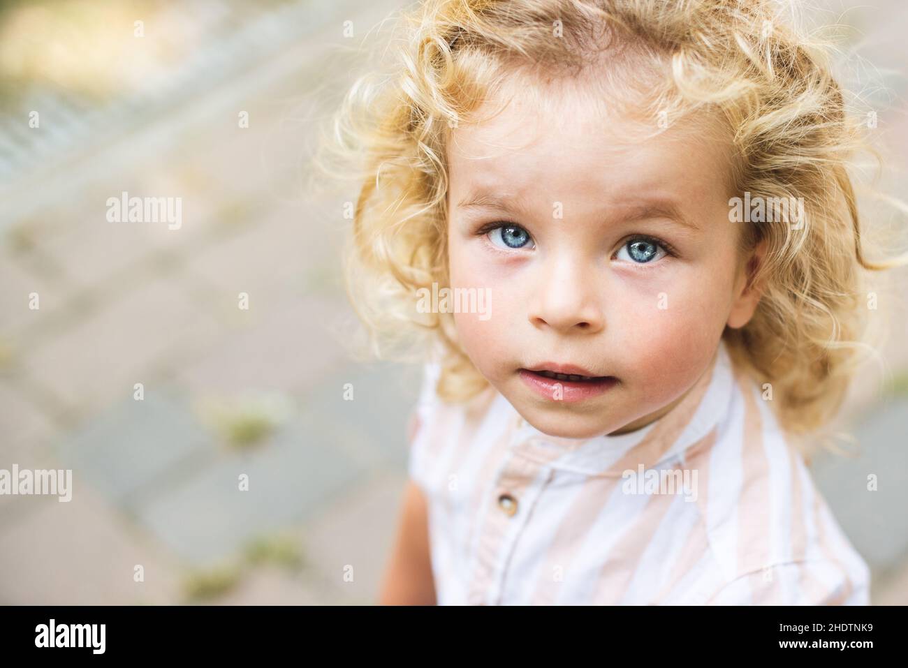 Junge Mit Blonden Haaren Und Blauen Augen www.alamy.de