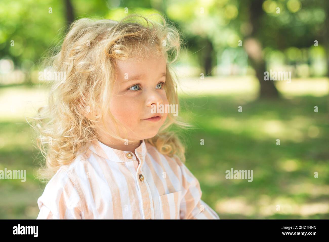 Junge Mit Blonden Haaren Und Blauen Augen www.alamy.de