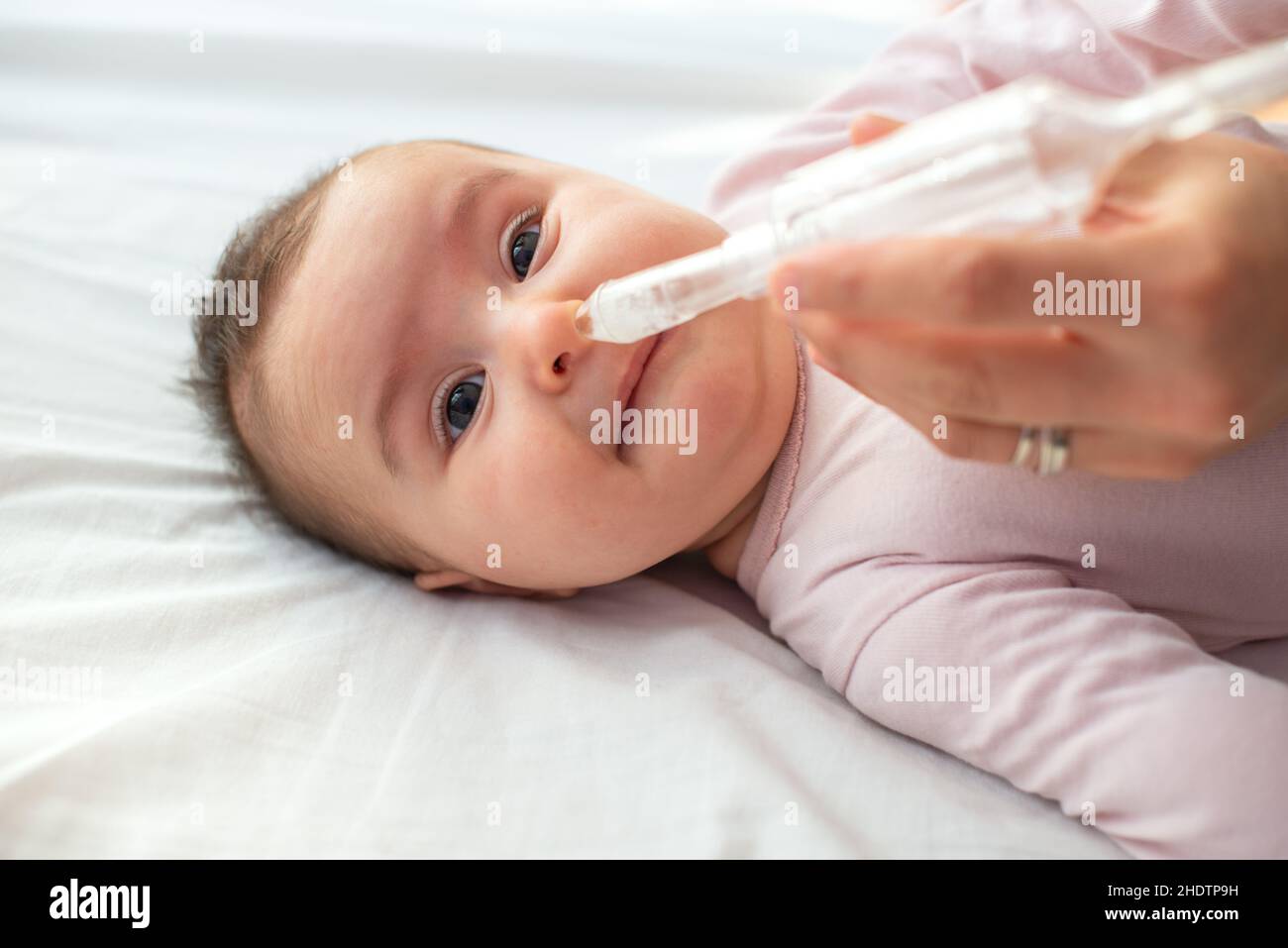 Mutter mit Nasensauger für Baby-Nasensauger Stockfoto