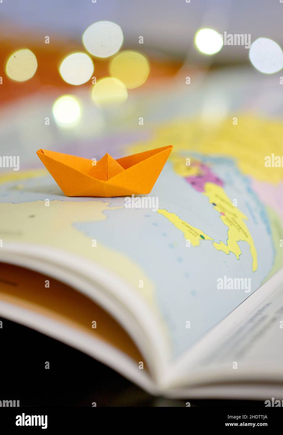 Bootfahren, Papierboot, Weltkarte, Weltreise, Papierboote, Weltkarten, Reiseziele, Weltreisen Stockfoto