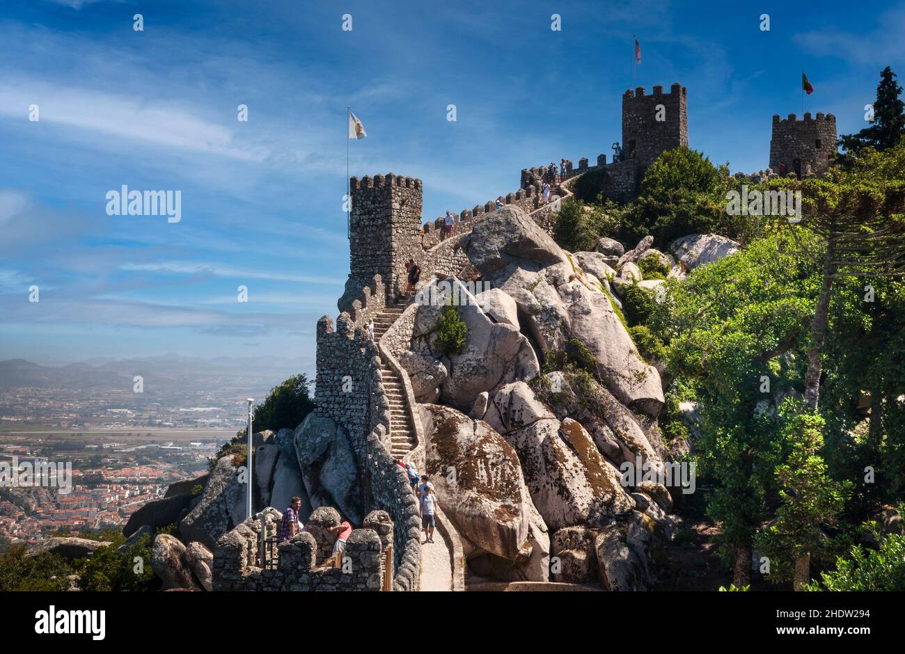 Blick auf die Mauer und die Türme der Ruinen des Castelo do Mouros (maurische Burg) in der portugiesischen Stadt Sintra. Stockfoto Blick auf die Mauer und die Türme der Ruinen des Castelo do Mouros (maurische Burg) in der portugiesischen Stadt Sintra. Stockfoto