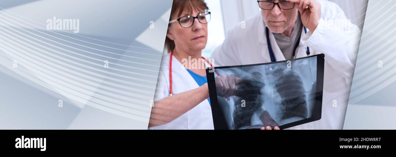 Zwei Ärzte untersuchen Röntgenbericht in der Arztpraxis. Panorama-Banner Stockfoto