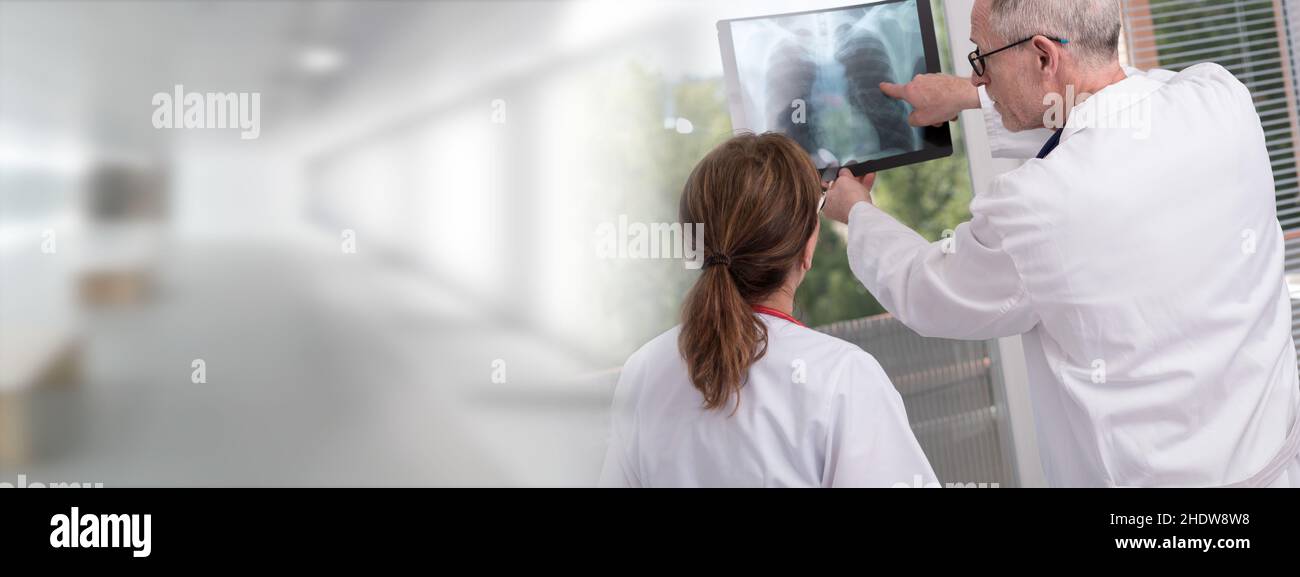 Zwei Ärzte untersuchen den Röntgenbericht in der Klinik Stockfoto