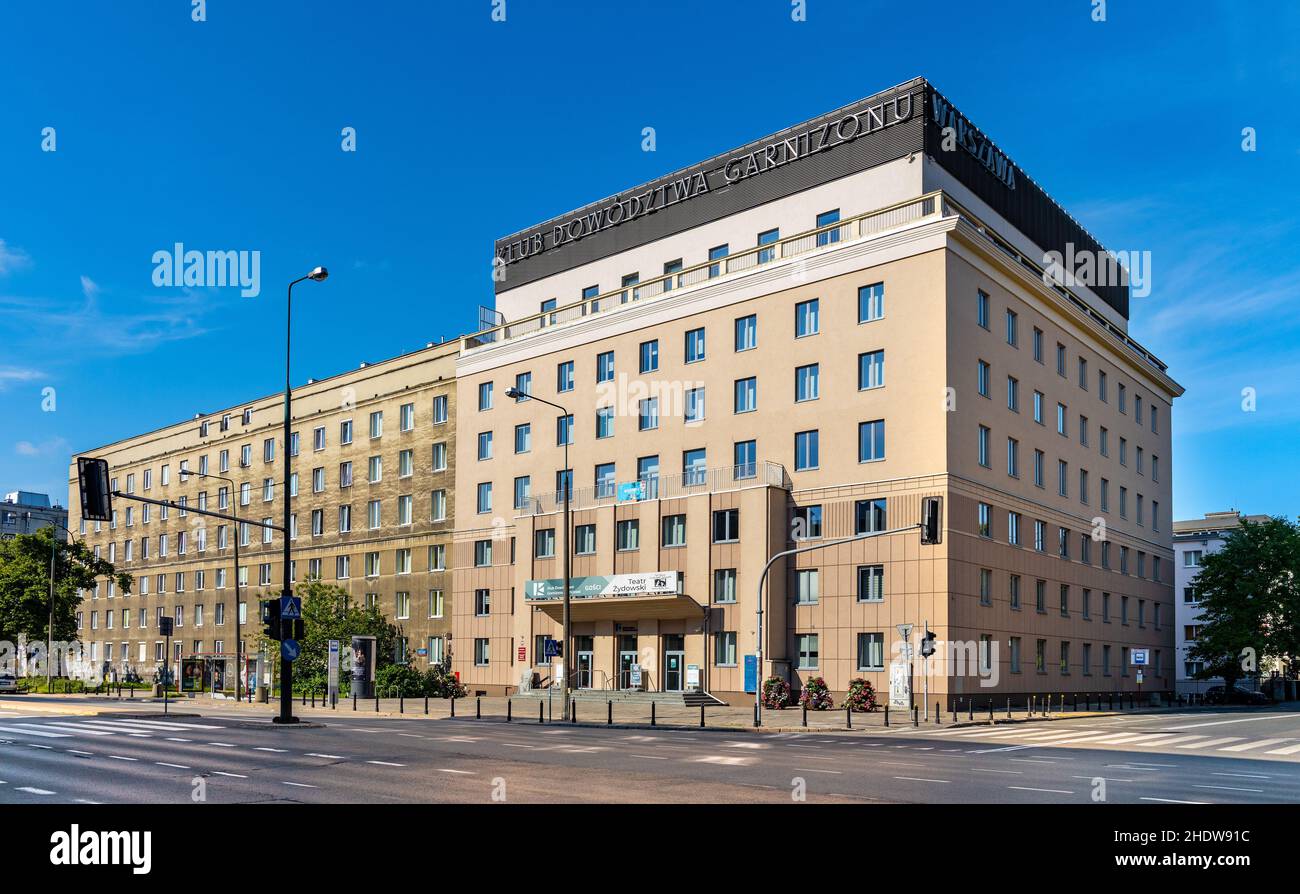 Warschau, Polen - 11. Juli 2021: Militärgarnison Command Club historisches Gebäude in Niepodleglosci und Madalinskiego Straße im Mokotow Bezirk Stockfoto