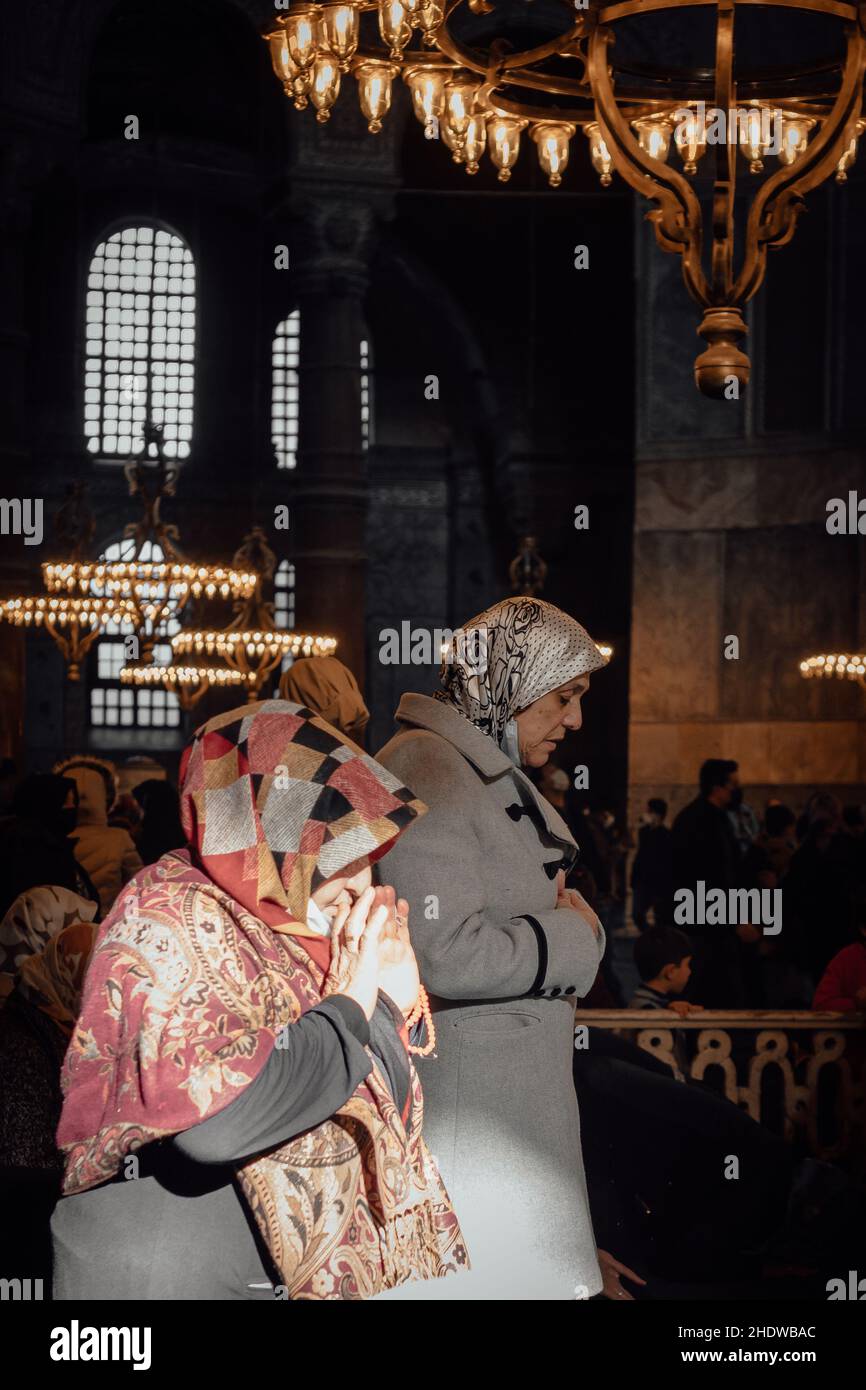 Muslimische Frauen beten in Ayasofya in Istanbul. Gebete Gesichter von Licht erleuchtet Stockfoto