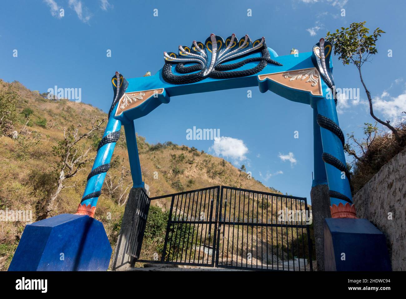 Ein sehr schönes Eingangstor eines Tempels in Indien mit einer Schlangenstatue darauf. Ein Eingangstor zum NAGA-TEMPEL in Nordindien Dehradun. Stockfoto