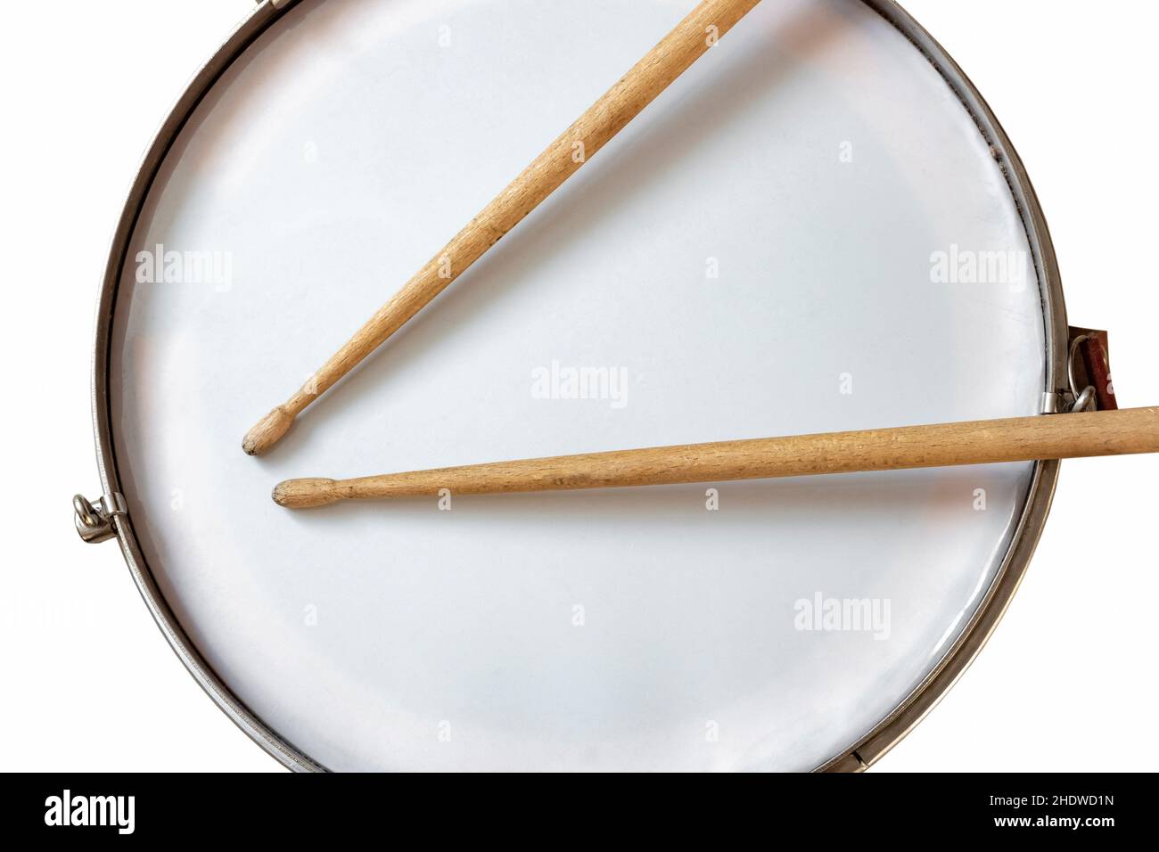 Pioneer Red Snare Drum und hölzerne Drumsticks. Stockfoto