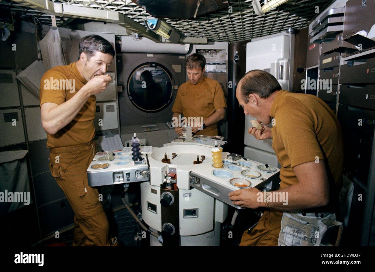 (1. März 1973) --- die drei Mitglieder der Hauptmannschaft der ersten bemannten Skylab-Mission speisen während des Skylab-Trainings im Johnson Space Center auf speziell zubereitetem Skylab-Weltraumessen im Aufwärteraum der Besatzungsquartiere des Trainers des Skylab Orbital Workshop (OWS). Sie sind, von links nach rechts, Wissenschaftler-Astronaut Joseph P. Kerwin, Wissenschaftspilot; Astronaut Paul J. Weitz, Pilot; und Astronaut Charles Conrad Jr., Kommandant. Stockfoto