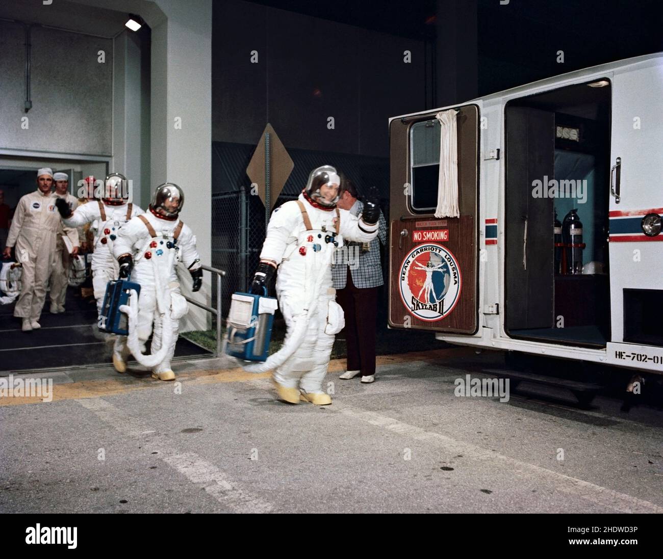 (28. Juli 1973) --- die drei Besatzungsmänner der zweiten bemannten Skylab-Mission (Skylab 3) verlassen am Morgen des Starts von Skylab 3 das bemannte Raumschiff Operations Building im Kennedy Space Center. An der Spitze steht Astronaut Alan L. Bean, Kommandant, gefolgt von Wissenschaftler-Astronaut Owen K. Garriott, Wissenschaftspilot, und Astronaut Jack R. Lousma, Pilot. Sie stiegen in den speziellen Van ein, der sie zum Pad B im KSC Launch Complex 39 brachte, wo sie das Weltraumfahrzeug Skylab 3/Saturn 1B erwarteten. Der Start von Skylab 3 fand am Samstag, den 28. Juli 1973, um 7:11 Uhr (EDT) statt. Die drei Astronauten sollten spen Stockfoto