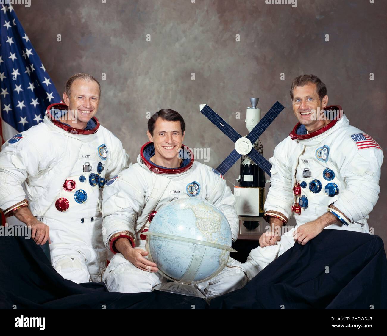 (August 1973) --- Diese drei Männer sind die Hauptmannschaft für die Skylab 4-Mission. In ihren Skylab-Raumanzügen mit einem Globus und einem Modell der Skylab-Raumstation sind von links nach rechts Astronaut Gerald P. Carr, Kommandant, Wissenschaftler-Astronaut Edward G. Gibson, Wissenschaftspilot, und Astronaut William R. Pogue, Pilot, zu sehen Stockfoto