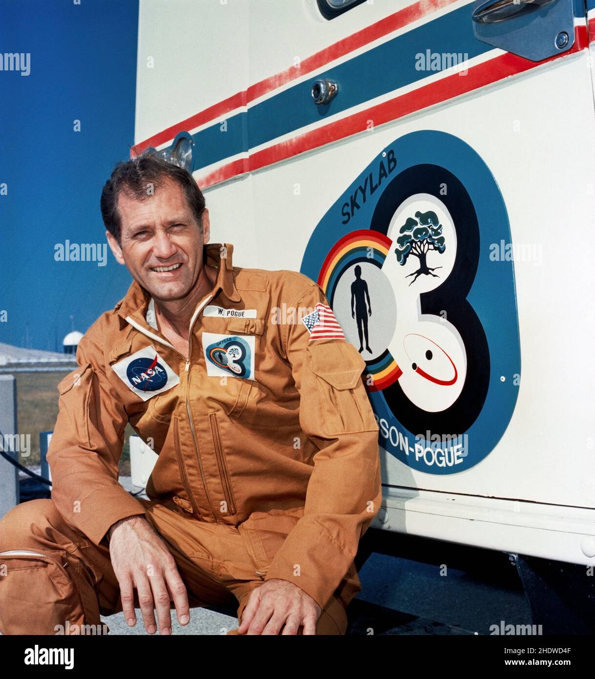 (8. November 1973) --- Astronaut William R. Pogue, Pilot der Skylab 4-Mission, entspannt sich auf dem Trittbrett des Transferwagens während eines Besuchs des Raumfahrzeugs Skylab 4/Saturn 1B auf Pad B, Launch Complex 39, Kennedy Space Center, Florida. Am Morgen des Starts wird der Transfer van die Astronauten Pogue, Gerald P. Carr, Kommandant transportieren; Und Edward G. Gibson, Wissenschaftspilot, vom entsprechenden Gebäude bis zum Pad B. Skylab 4, dem dritten und letzten Besuch der Skylab-Raumstation in der Erdumlaufbahn, wird zusätzliche Informationen über die Erde und die Sonne zurückgeben sowie einen günstigen Standort von bereitstellen Stockfoto