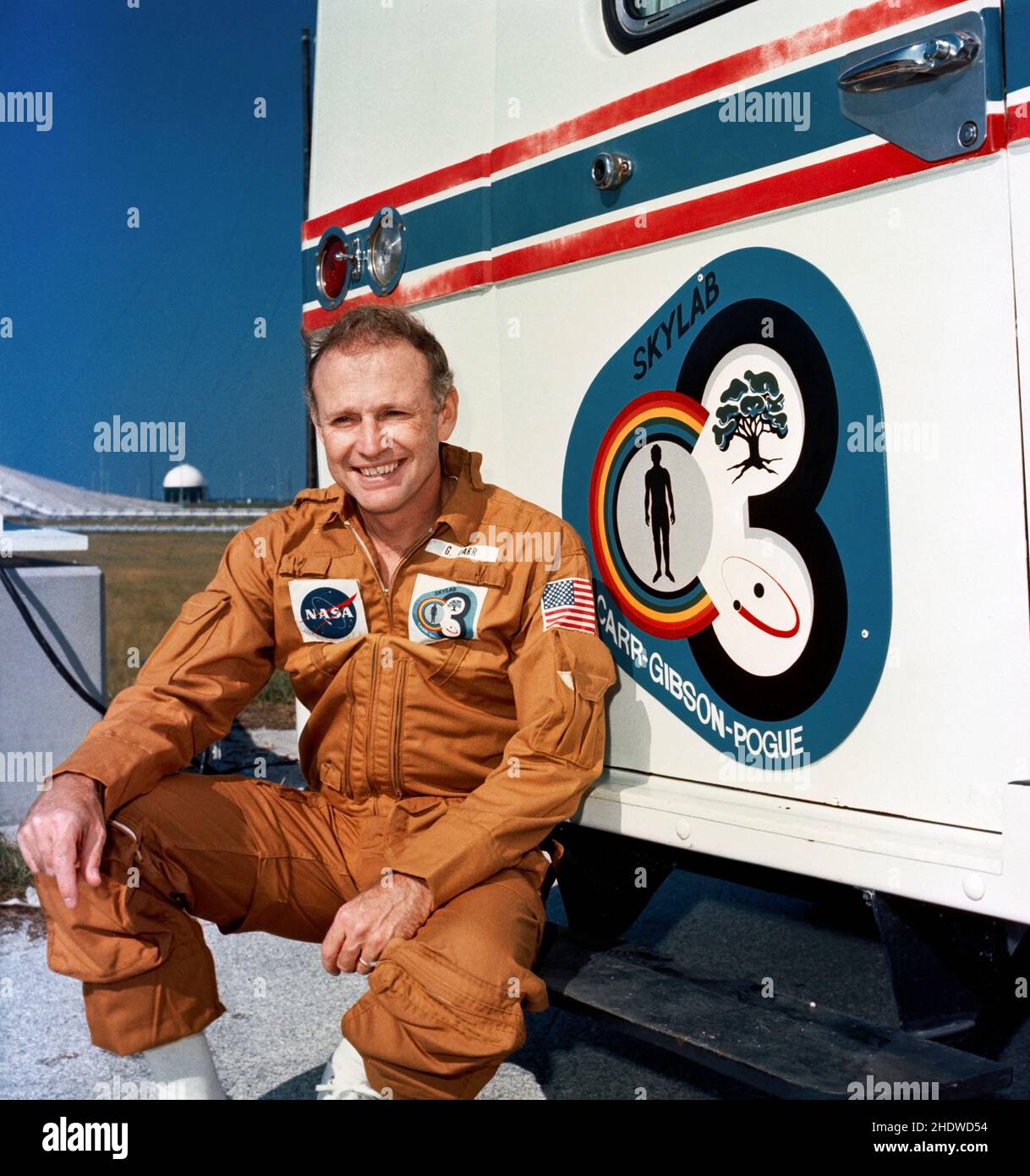 (8. November 1973) --- Astronaut Gerald P. Carr, Kommandant der Skylab 4-Mission, entspannt sich auf dem Trittbrett des Transferwagens bei einem Besuch des Raumfahrzeugs Skylab 4/Saturn 1B im Pad B, Launch Complex 39, im Kennedy Space Center, Florida. Am Morgen des Starts wird der Transfer-Van die Astronauten Carr transportieren; William R. Pogue, Pilot; Und Edward G. Gibson, Wissenschaftspilot, vom entsprechenden Gebäude bis zum Pad B. Skylab 4, dem dritten und letzten Besuch der Skylab-Raumstation in der Erdumlaufbahn, wird zusätzliche Informationen zur Erde und Sonne zurückgeben sowie einen günstigen Standort f bieten Stockfoto