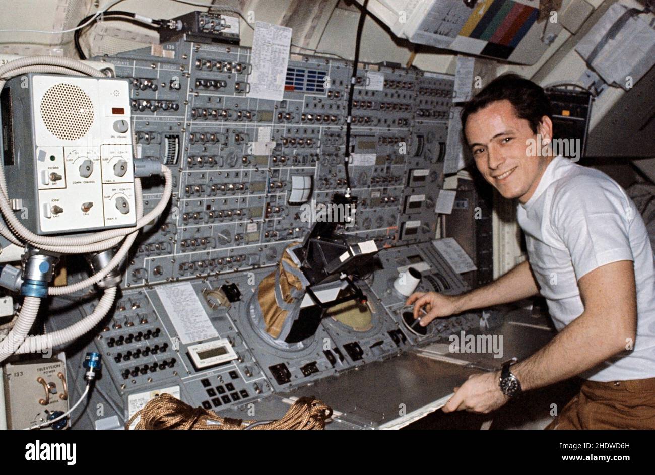 (5. Dezember 1973) --- der Wissenschaftler-Astronaut Edward G. Gibson, Wissenschaftspilot Skylab 4, steht an der Konsole des Apollo Telescope Mount (ATM) im Multiple Docking Adapter (MDA) des Skylab-Raumstation-Clusters in der Erdumlaufbahn. Dieses Bild wurde mit einer handgehaltenen Nikon-Kamera 35mm aufgenommen. Die ATM-Konsole war während der 84-tägigen dritten bemannten Skylab-Mission einer der belebtesten Bereiche der Raumstation, da Comet Kohoutek und die Sonnenaktivität vom ATM genau verfolgt und von den Besatzern von der ATM-Konsole aus überwacht wurden. Wie Gibson während einer Fernsehübertragung am 5. Dezember 1973 demonstrierte, konso der Geldautomaten Stockfoto