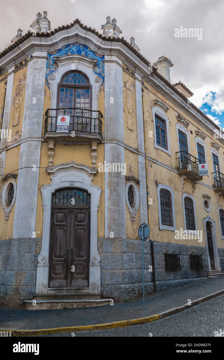 Klassisches Haus in ungepflegtem Zustand zu verkaufen in Beja, Alentejo, Portugal Stockfoto