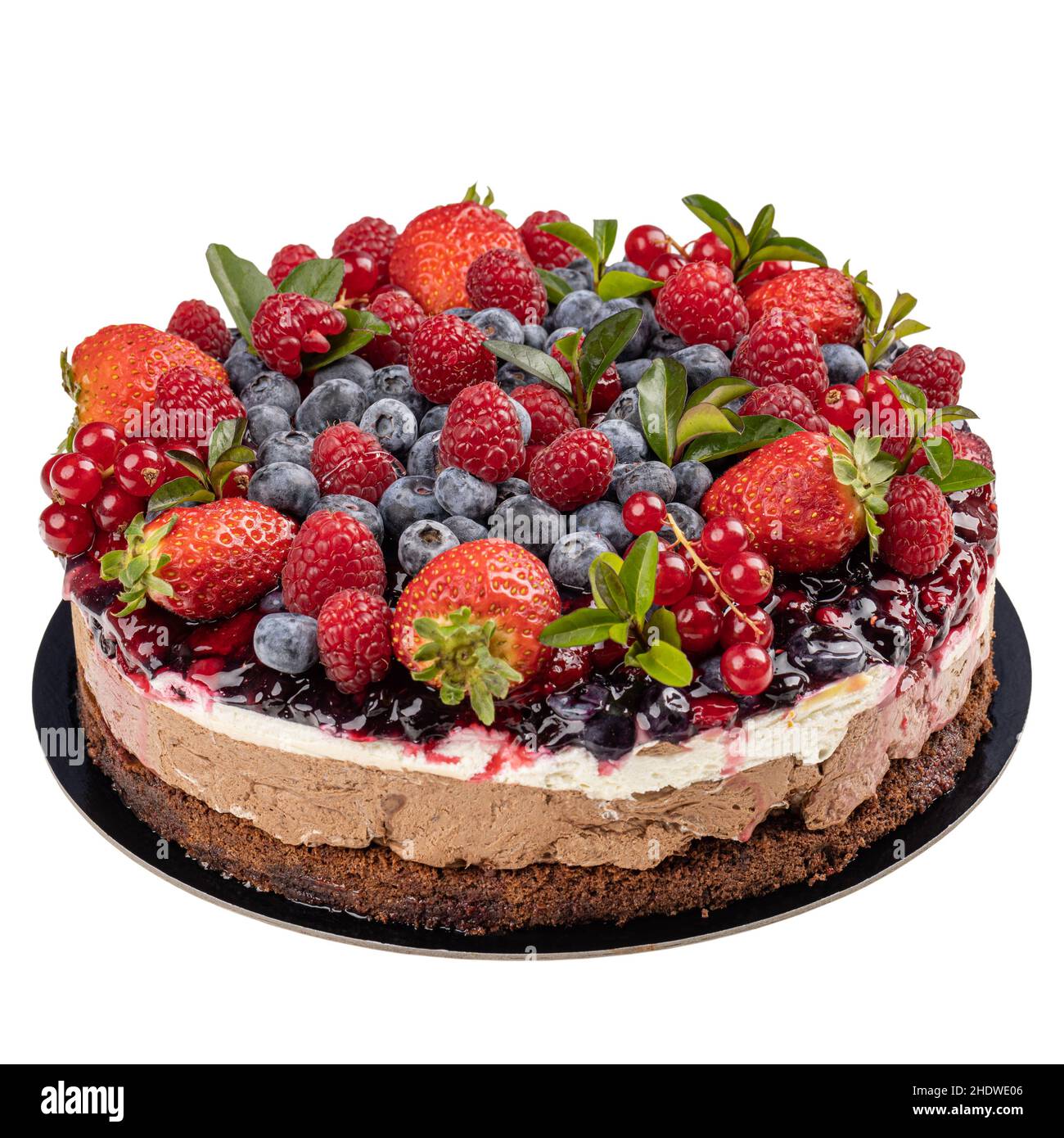 Geschichteter Kuchen mit frischen Beeren auf der Oberseite isoliert auf weißem Hintergrund Stockfoto