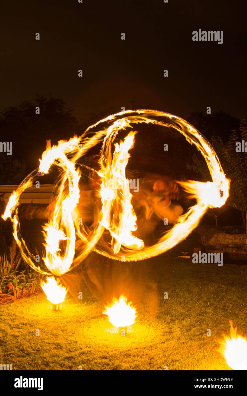 Feuershow, Jonglieren, Feuershows, zum Jonglieren Stockfoto