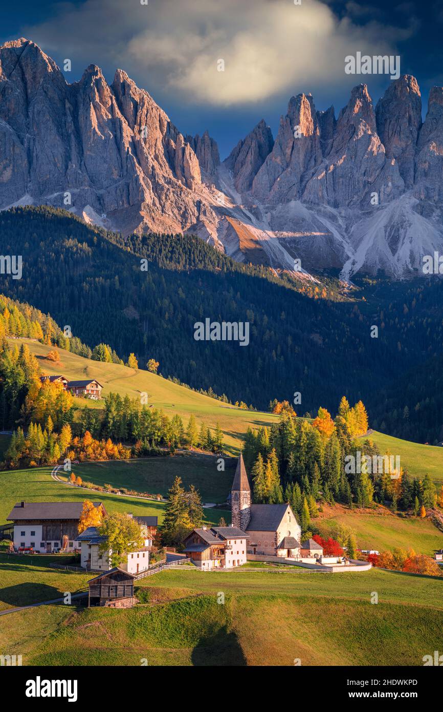 Herbst in den Alpen.schönes Dorf St. Magdalena mit Dolomitenbergen in einem wunderschönen Val di Funes Tal, Südtirol, italienische Alpen im Herbst. Stockfoto