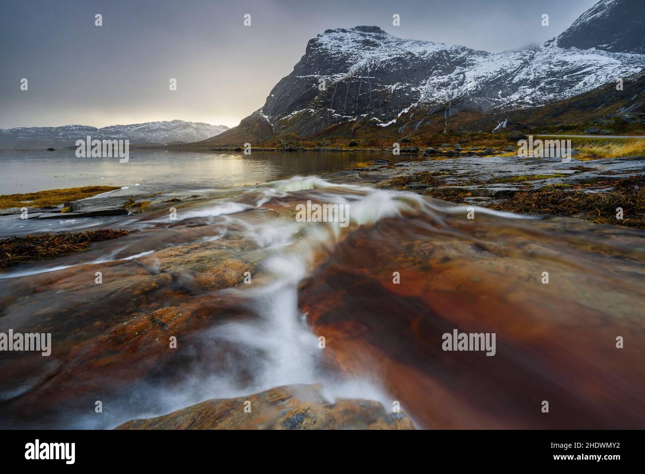 Dämmerung in einem Fjord in der Nähe von Flakstad, Flakstadoya, Nordland, Lofoten, Norwegen, Nordeuropa Stockfoto