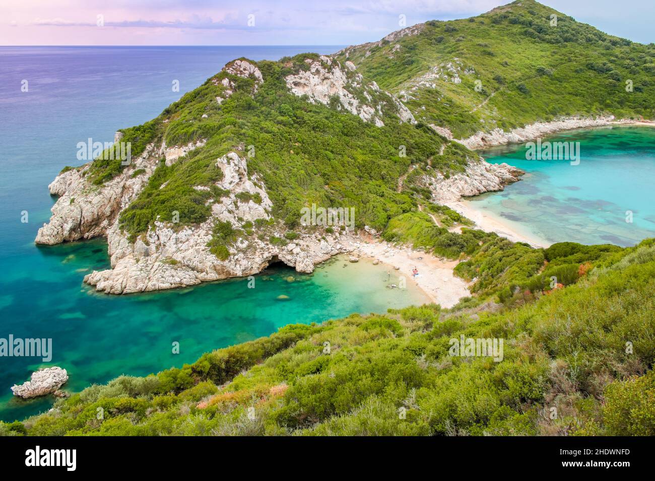 Luftaufnahme von Twin Bays von Porto Timoni Strand des Mittelmeers, Griechenland Stockfoto