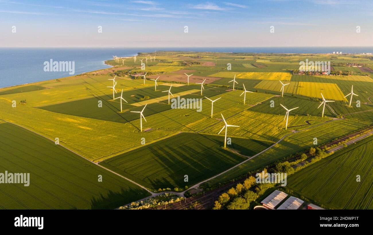 Eine Luftaufnahme von Windkraftanlagen in der Landschaft der Insel Fehmarn, Deutschland Stockfoto