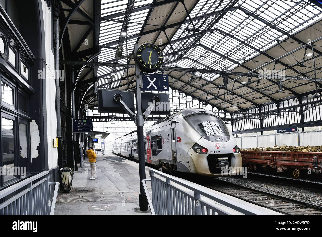 Regionalzug am Bahnhof Bayonne - Frankreich Stockfoto