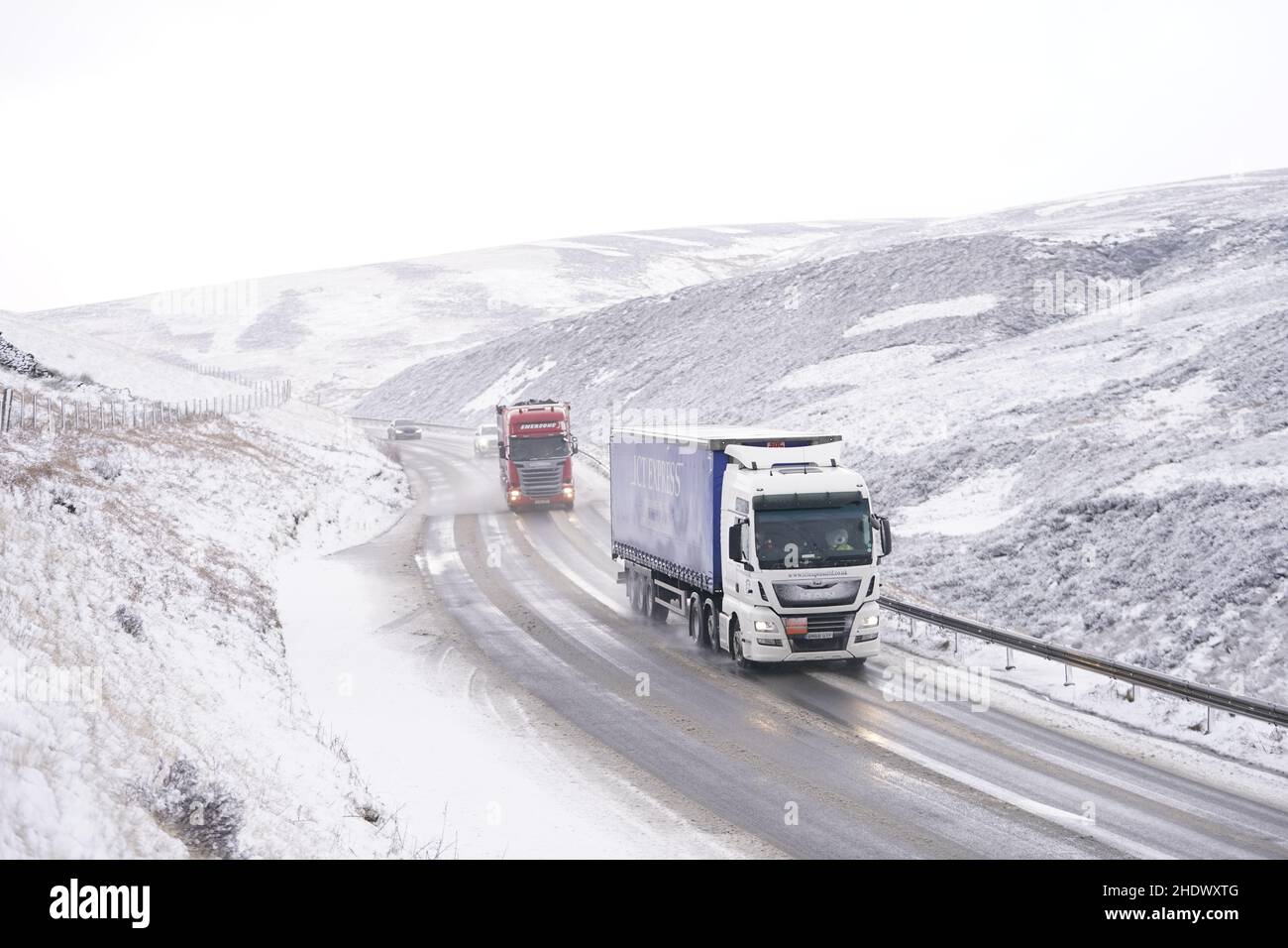 Fahrzeuge navigieren Neuschnee fallen am A628 am Woodhead Pass. Bilddatum: Freitag, 7. Januar 2022. Stockfoto