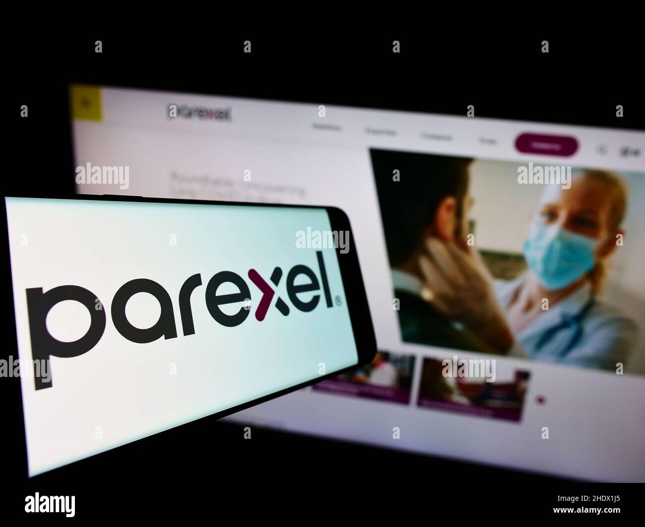 Mobiltelefon mit Logo der amerikanischen Firma Parexel International Corporation auf dem Bildschirm vor der Website. Konzentrieren Sie sich auf die Mitte links des Telefondisplays. Stockfoto