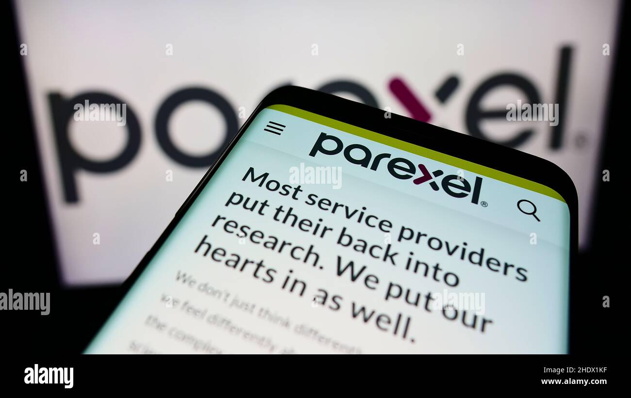 Smartphone mit Webseite des US-Unternehmens Parexel International Corporation auf dem Bildschirm vor dem Unternehmenslogo. Konzentrieren Sie sich auf die obere linke Seite des Telefondisplays. Stockfoto
