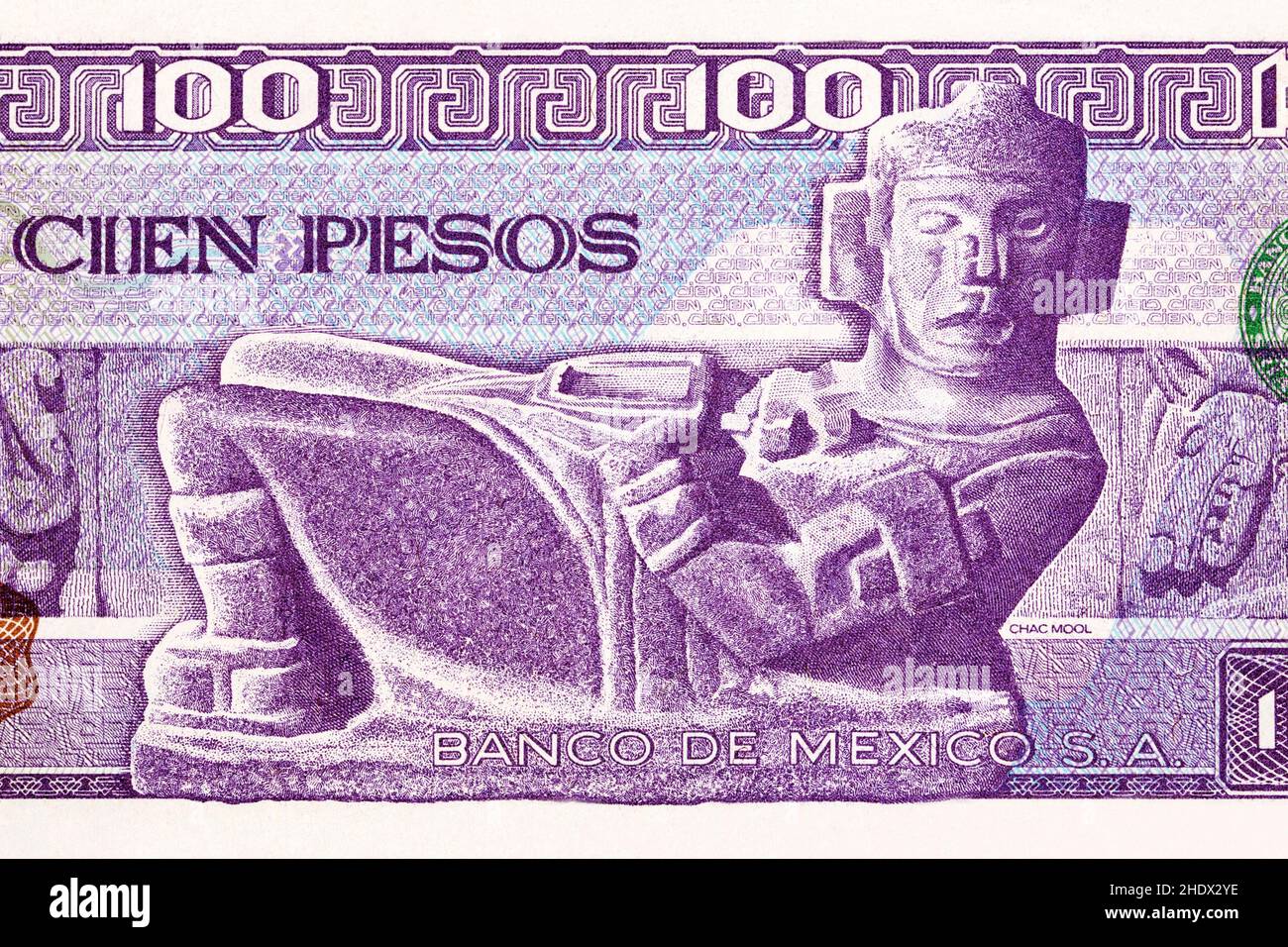 Steinfigur Chac Mool aus altem mexikanischen Geld - Pesos Stockfoto