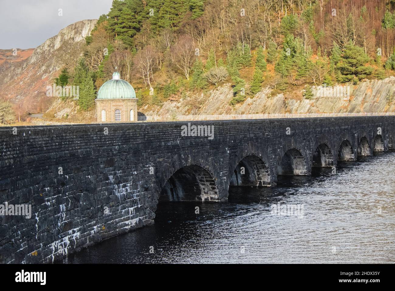 Garreg DDU Dam und Reservoir, mit dem Foel Tower, wo Trinkwasser, das nach Birmingham reist, in eine 73 Meilen Pipeline hier, bei, Elan Valley, Elan Valley Estate, im Besitz, von, DWR Cymru, Welsh Water, Westen, von, Rhayader, Powys, Mid, West Wales, Walisisch, Elan Valley, ist, 1% von Wales, deckt, an, Gebiet, von, 72, Quadrat, von Wales, und Lake District of, Meilen, Wales, bekannt, und Es gibt 6 Staudämme in der Gegend, die Stauseen schaffen, die vor hundert Jahren gebaut wurden, und,sind,ein,episches,feat,of,civil,Engineering,Fütterung in einem 73 Meilen Schwerkraft angetriebenen Aquädukt, um sauberes Wasser in die Stadt Birmingham,England zu liefern. Stockfoto