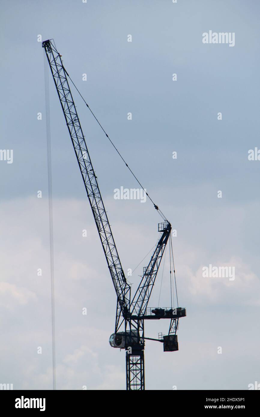 Ein Hochkran auf einer Industriebaustelle. Stockfoto
