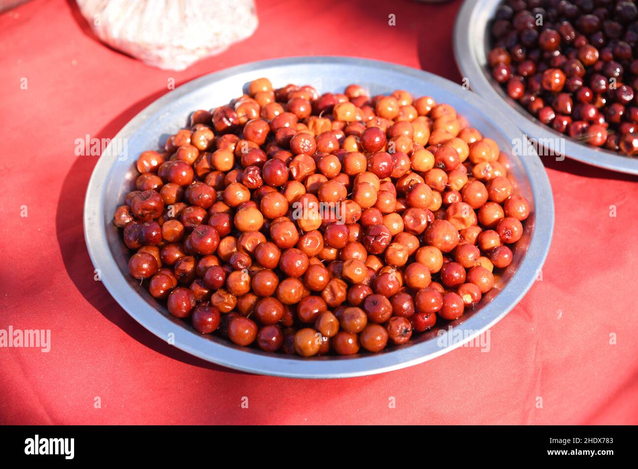 Wild essbare Ziziphus verkauft als Snacks für Touristen in Teesta Sperrgebiet in Gajaldoba. Jalpaiguri, Westbengalen, Indien. Stockfoto