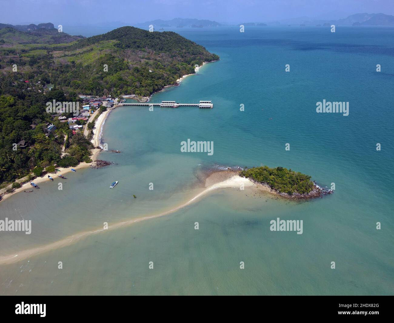 Atemberaubendes Bild von Meer und Land von oben in Thailand Stockfoto