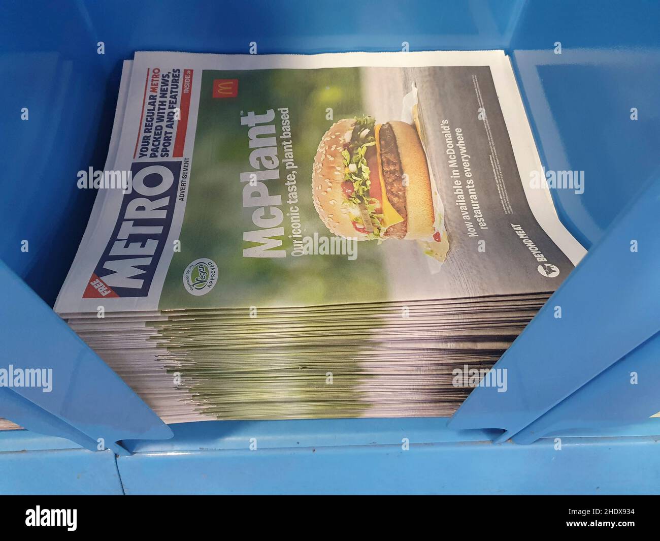 London, Großbritannien, 5. Januar 2021: McDonald's hat dafür bezahlt, dass ihr McPlant-Werbespot in der kostenlosen Metro-Zeitung für Pendler am Morgen eingewickelt wird. Der vegane Burger wird für Veganuary angeboten, ein beliebtes Programm, das die Menschen dazu ermutigt, einen Monat lang auf tierische Produkte zu verzichten, sowohl für die persönliche Gesundheit als auch für das wohl des Planeten. Anna Watson/Alamy Stockfoto